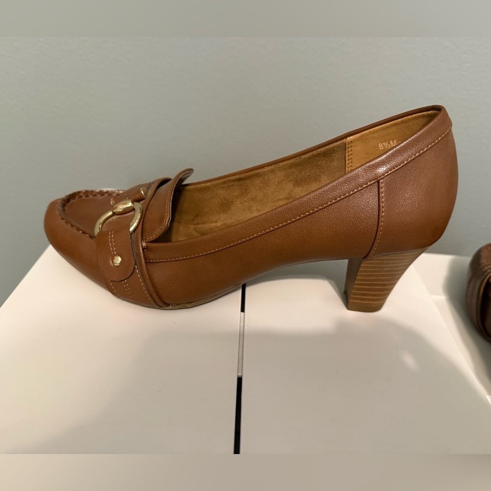 AEROSOLES Brown Leather Loafer Heels with Gold Buckle - Picture 10 of 10